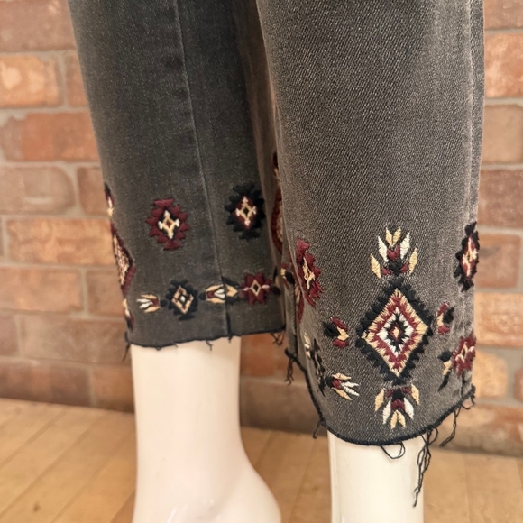 NWT Driftwood Colette Charcoal Embroidered Ankle Jeans Capri - Picture 2 of 5